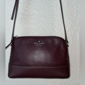 KATE SPADE -Southport Avenue Hanna Pebbled Leather Crossbody | Burgundy